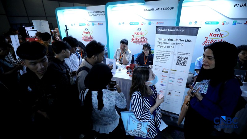 Antrean panjang pencari kerja tampak mengular di area Convention Hall SMESCO, Jakarta Selatan, pada Kamis (22/10/2026). (CNBC Indonesia/Tri Susilo)