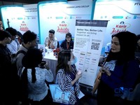 Antrean panjang pencari kerja tampak mengular di area Convention Hall SMESCO, Jakarta Selatan, pada Kamis (22/10/2026). (CNBC Indonesia/Tri Susilo)
