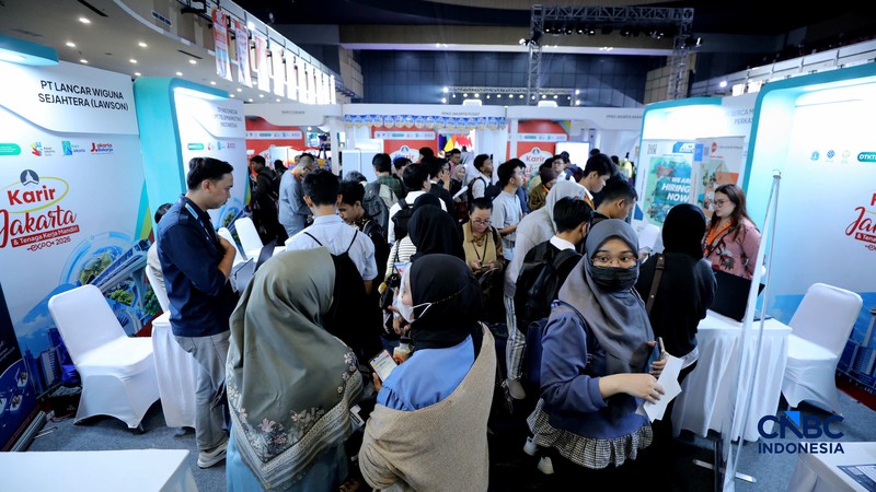Antrean panjang pencari kerja tampak mengular di area Convention Hall SMESCO, Jakarta Selatan, pada Kamis (22/10/2026). (CNBC Indonesia/Tri Susilo)