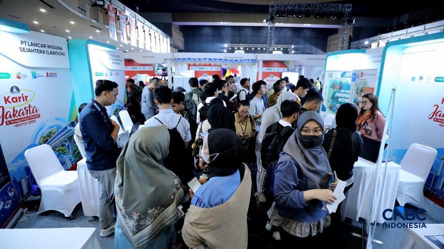 Antrean panjang pencari kerja tampak mengular di area Convention Hall SMESCO, Jakarta Selatan, pada Kamis (22/10/2026).