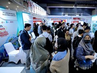 Antrean panjang pencari kerja tampak mengular di area Convention Hall SMESCO, Jakarta Selatan, pada Kamis (22/10/2026). (CNBC Indonesia/Tri Susilo)