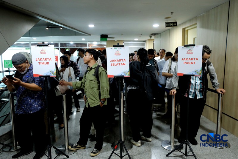 Antrean panjang pencari kerja tampak mengular di area Convention Hall SMESCO, Jakarta Selatan, pada Kamis (22/10/2026). (CNBC Indonesia/Tri Susilo)