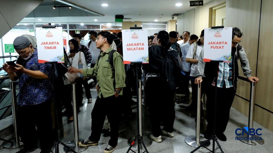Antrean panjang pencari kerja tampak mengular di area Convention Hall SMESCO, Jakarta Selatan, pada Kamis (22/10/2026).