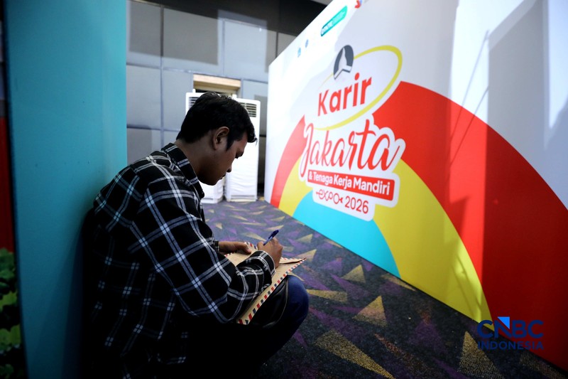 Antrean panjang pencari kerja tampak mengular di area Convention Hall SMESCO, Jakarta Selatan, pada Kamis (22/10/2026). (CNBC Indonesia/Tri Susilo)