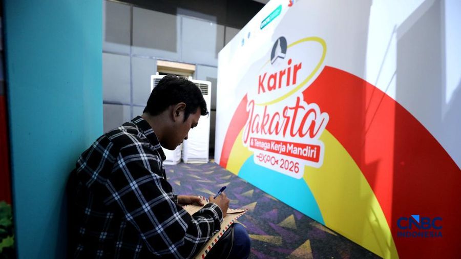 Antrean panjang pencari kerja tampak mengular di area Convention Hall SMESCO, Jakarta Selatan, pada Kamis (22/10/2026).