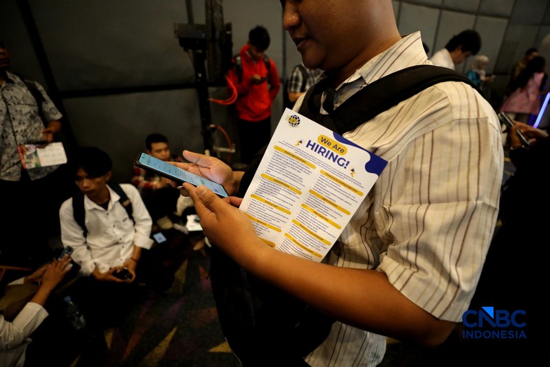 Antrean panjang pencari kerja tampak mengular di area Convention Hall SMESCO, Jakarta Selatan, pada Kamis (22/10/2026). (CNBC Indonesia/Tri Susilo)