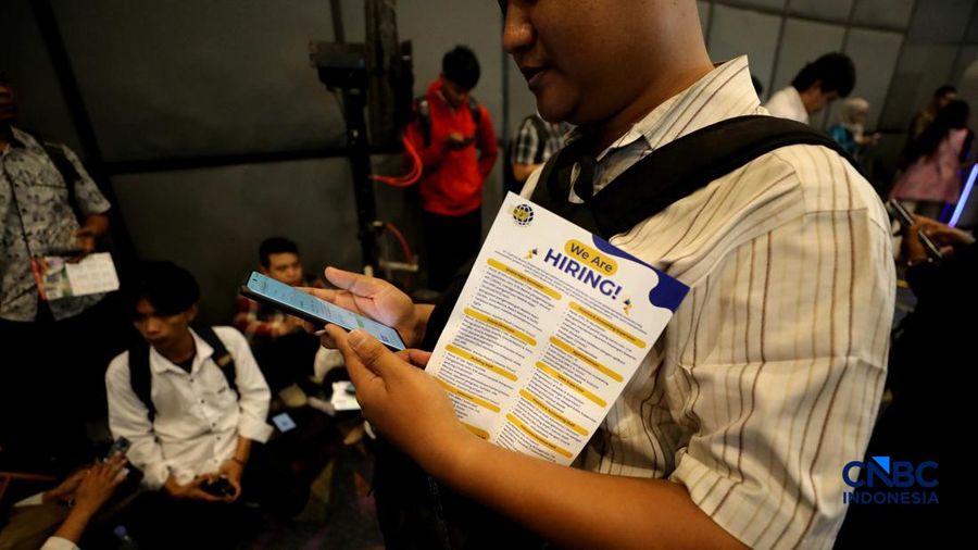 Antrean panjang pencari kerja tampak mengular di area Convention Hall SMESCO, Jakarta Selatan, pada Kamis (22/10/2026).