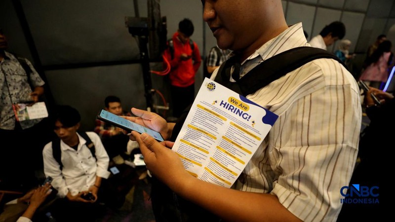 Antrean panjang pencari kerja tampak mengular di area Convention Hall SMESCO, Jakarta Selatan, pada Kamis (22/10/2026).
