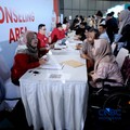Antrean panjang pencari kerja tampak mengular di area Convention Hall SMESCO, Jakarta Selatan, pada Kamis (22/10/2026). (CNBC Indonesia/Tri Susilo)