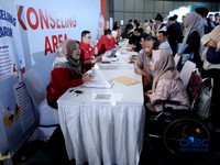Antrean panjang pencari kerja tampak mengular di area Convention Hall SMESCO, Jakarta Selatan, pada Kamis (22/10/2026). (CNBC Indonesia/Tri Susilo)