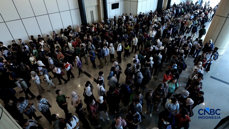 Antrean panjang pencari kerja tampak mengular di area Convention Hall SMESCO, Jakarta Selatan, pada Kamis (22/10/2026). (CNBC Indonesia/Tri Susilo)