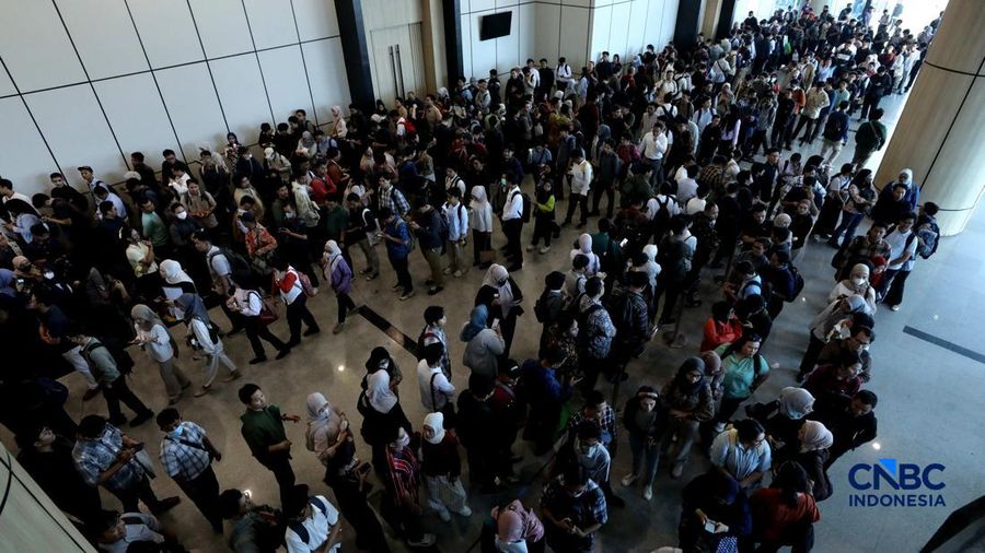 Antrean panjang pencari kerja tampak mengular di area Convention Hall SMESCO, Jakarta Selatan, pada Kamis (22/10/2026). (CNBC Indonesia/Tri Susilo)