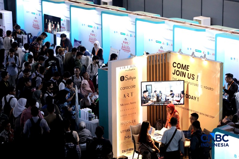 Antrean panjang pencari kerja tampak mengular di area Convention Hall SMESCO, Jakarta Selatan, pada Kamis (22/10/2026). (CNBC Indonesia/Tri Susilo)