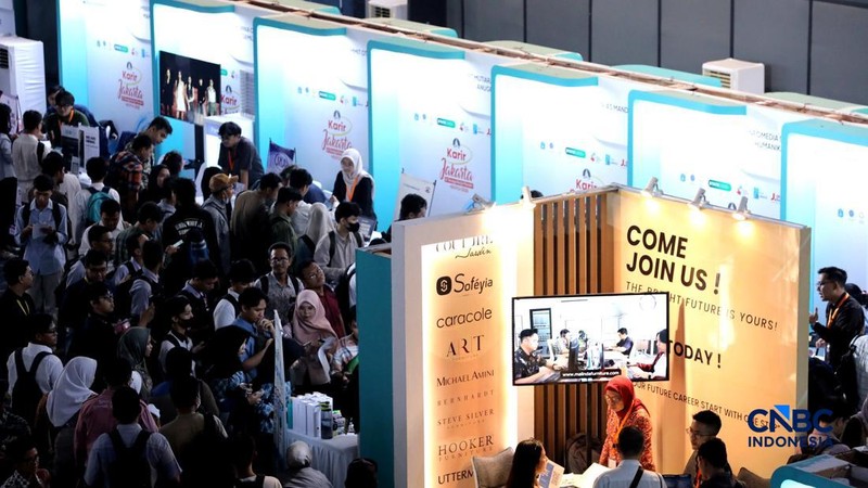 Antrean panjang pencari kerja tampak mengular di area Convention Hall SMESCO, Jakarta Selatan, pada Kamis (22/10/2026).