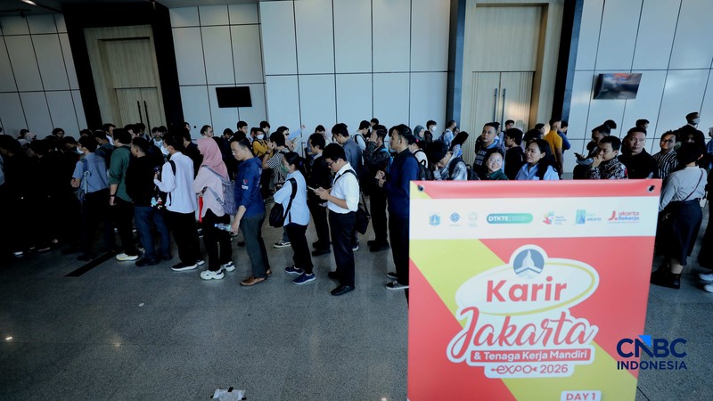 Antrean panjang pencari kerja tampak mengular di area Convention Hall SMESCO, Jakarta Selatan, pada Kamis (22/10/2026). (CNBC Indonesia/Tri Susilo)