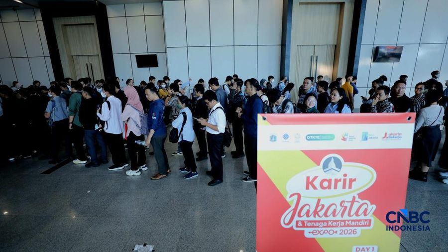 Antrean panjang pencari kerja tampak mengular di area Convention Hall SMESCO, Jakarta Selatan, pada Kamis (22/10/2026).