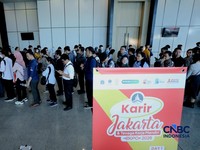 Antrean panjang pencari kerja tampak mengular di area Convention Hall SMESCO, Jakarta Selatan, pada Kamis (22/10/2026). (CNBC Indonesia/Tri Susilo)