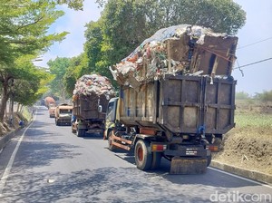 Truk Sampah di Malang Mengantre Panjang Imbas Kebakaran TPA Supiturang