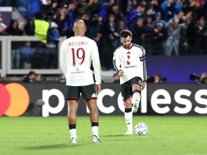 Video: Nico Paz Menggila! Como Bantai Manchester United 4-1