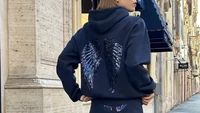 Kenapa Hoodie Sayap Payet Subdued Jadi Incaran Pencinta Gaya Y2K?