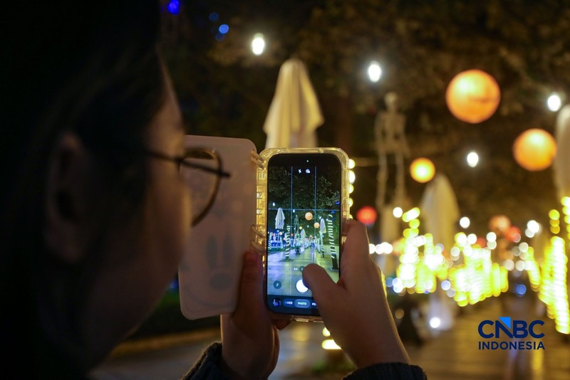 Dekorasi bertema Halloween menghiasi trotoar di Jalan Jenderal Sudirman, Jakarta, Kamis (22/10/2026). (CNBC Indonesia/Faisal Rahman)