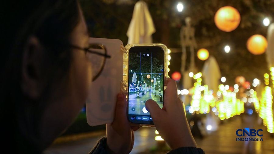 Dekorasi bertema Halloween menghiasi trotoar di Jalan Jenderal Sudirman, Jakarta, Kamis (22/10/2026). (CNBC Indonesia/Faisal Rahman)