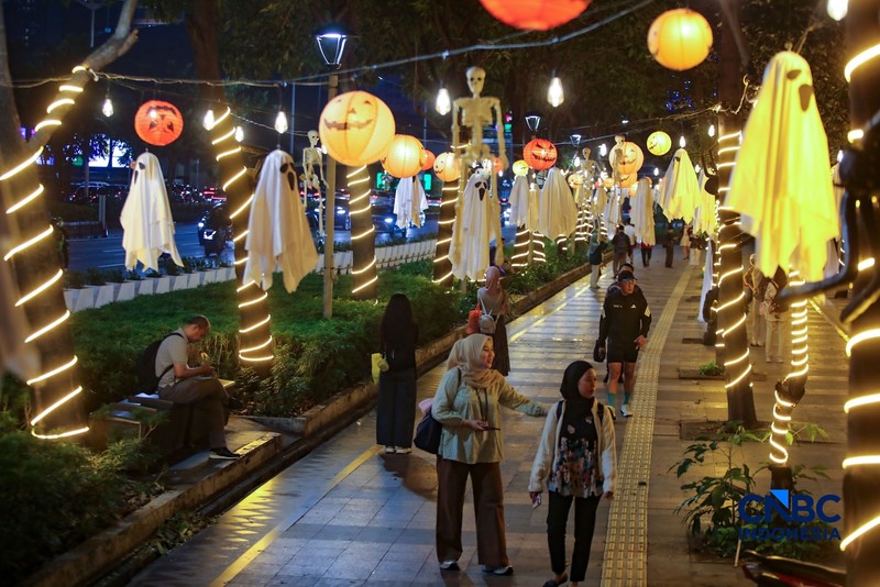 Dekorasi bertema Halloween menghiasi trotoar di Jalan Jenderal Sudirman, Jakarta, Kamis (22/10/2026). (CNBC Indonesia/Faisal Rahman)