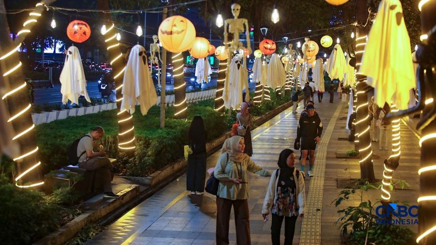 Dekorasi bertema Halloween menghiasi trotoar di Jalan Jenderal Sudirman, Jakarta, Kamis (22/10/2026). (CNBC Indonesia/Faisal Rahman)