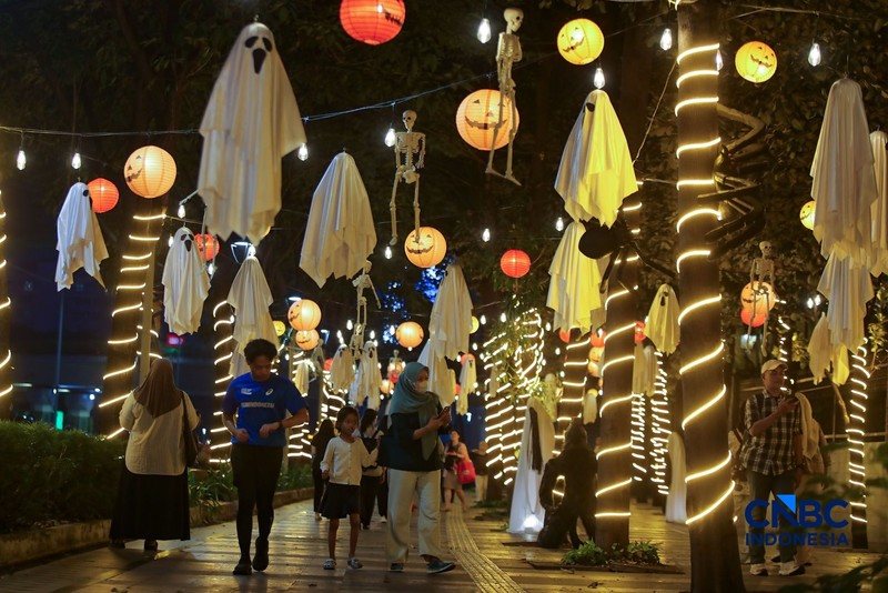 Dekorasi bertema Halloween menghiasi trotoar di Jalan Jenderal Sudirman, Jakarta, Kamis (22/10/2026). (CNBC Indonesia/Faisal Rahman)