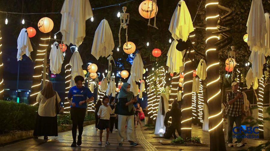 Dekorasi bertema Halloween menghiasi trotoar di Jalan Jenderal Sudirman, Jakarta, Kamis (22/10/2026). (CNBC Indonesia/Faisal Rahman)