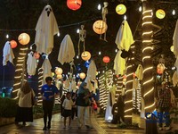 Seram! Potret Hantu-Tengkorak Manusia Invasi Trotoar di Sudirman