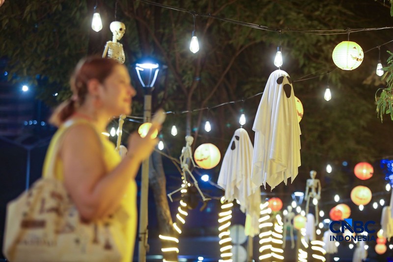 Dekorasi bertema Halloween menghiasi trotoar di Jalan Jenderal Sudirman, Jakarta, Kamis (22/10/2026). (CNBC Indonesia/Faisal Rahman)