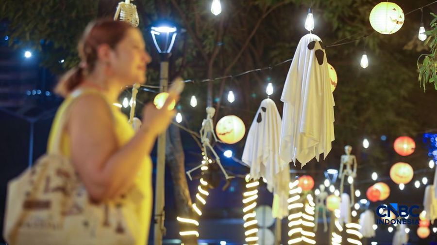 Dekorasi bertema Halloween menghiasi trotoar di Jalan Jenderal Sudirman, Jakarta, Kamis (22/10/2026). (CNBC Indonesia/Faisal Rahman)