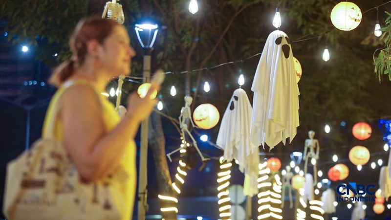 Dekorasi bertema Halloween menghiasi trotoar di Jalan Jenderal Sudirman, Jakarta, Kamis (22/10/2026). (CNBC Indonesia/Faisal Rahman)
