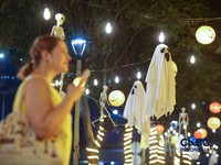 Dekorasi bertema Halloween menghiasi trotoar di Jalan Jenderal Sudirman, Jakarta, Kamis (22/10/2026). (CNBC Indonesia/Faisal Rahman)