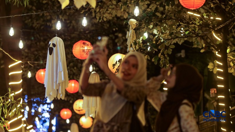 Dekorasi bertema Halloween menghiasi trotoar di Jalan Jenderal Sudirman, Jakarta, Kamis (22/10/2026). (CNBC Indonesia/Faisal Rahman)