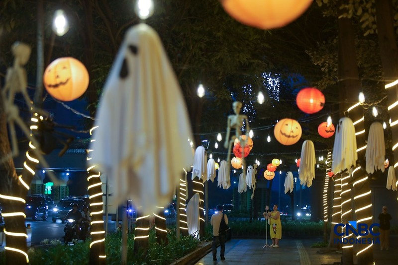 Dekorasi bertema Halloween menghiasi trotoar di Jalan Jenderal Sudirman, Jakarta, Kamis (22/10/2026). (CNBC Indonesia/Faisal Rahman)