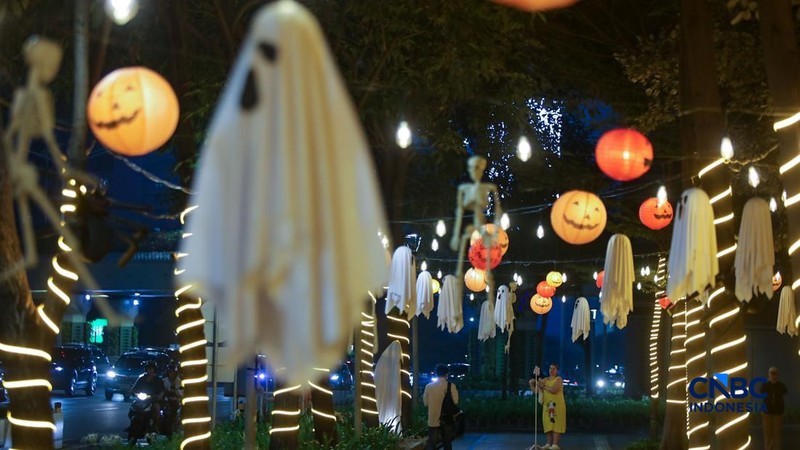 Dekorasi bertema Halloween menghiasi trotoar di Jalan Jenderal Sudirman, Jakarta, Kamis (22/10/2026). (CNBC Indonesia/Faisal Rahman)