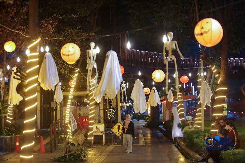 Dekorasi bertema Halloween menghiasi trotoar di Jalan Jenderal Sudirman, Jakarta, Kamis (22/10/2026). (CNBC Indonesia/Faisal Rahman)