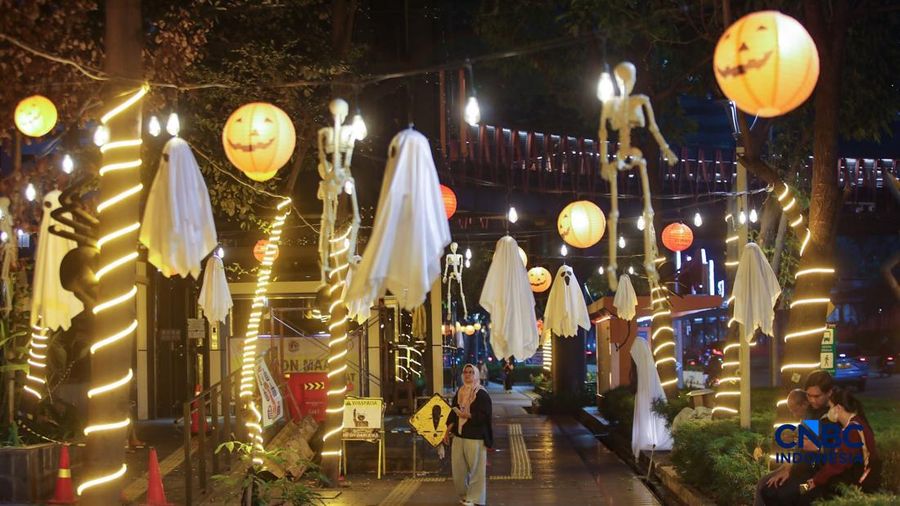 Dekorasi bertema Halloween menghiasi trotoar di Jalan Jenderal Sudirman, Jakarta, Kamis (22/10/2026). (CNBC Indonesia/Faisal Rahman)