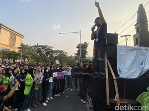 Mahasiswa Semarang Sampaikan Aspirasi di Gubernuran Jateng
