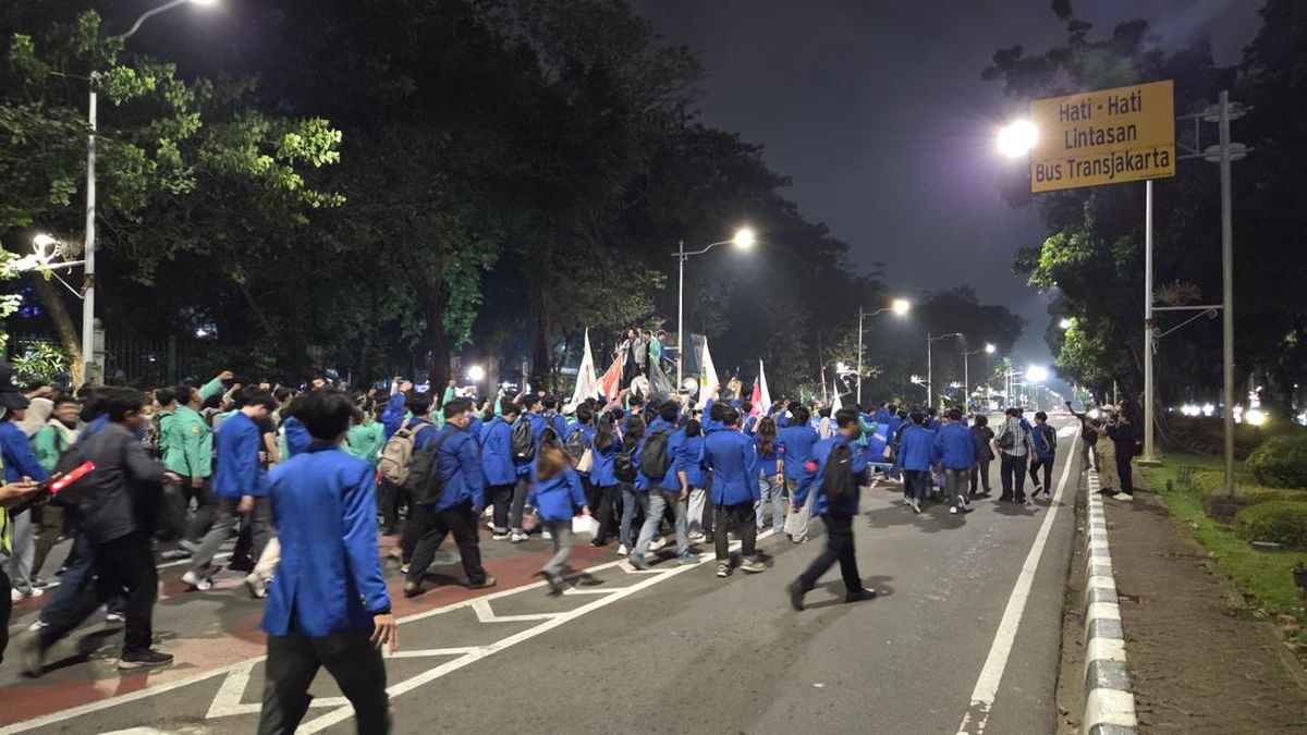 Ilustrasi berita Nasional: Mahasiswa Demo di Patung Kuda Bubar Usai Sampaikan Tuntutan, Jalan Dibuka Lagi