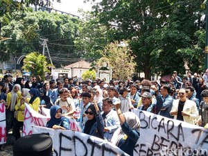 Ratusan Mahasiswa NTB Demo Tuntut Evaluasi 2 Tahun Prabowo-Gibran