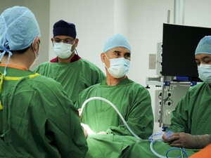 Dokter Tangani Kista Ginjal pada Lansia 76 Tahun dengan Bedah Robotik