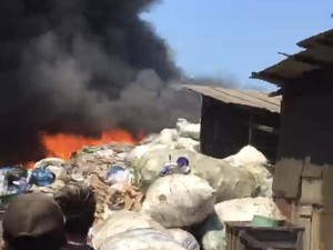 Gudang Rongsokan di Wadungasri Sidoarjo Terbakar Hebat