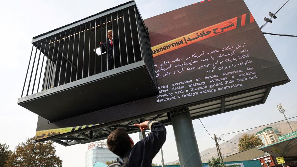 Olok-olok Terbaru, Iran Bikin 'Trump' Dipenjara di Atas Papan Reklame — NadiKabar.com