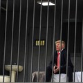 Iran membuat sindiran atau olok-olok terbaru terhadap Presiden Amerika Serikat (AS) Donald Trump, Rabu (21/10/2026). Iran membuat sosok tiruan Trump berada di balik jeruji besi yang dibuat di atas papan reklame. (via REUTERS/Majid Asgaripour)