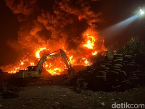 Dahsyatnya Kebakaran Pengolahan Ban Bekas Mojokerto Bikin Petugas Pasrah