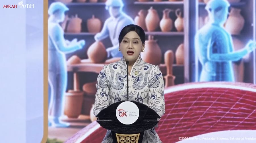 Ketua Dewan Komisioner Otoritas Jasa Keuangan (OJK) Friderica Widyasari Dewi memberi laporan kepada Presiden dalam Rakornas TPAKD Tahun 2026, Jakarta, 22 Oktober 2026.