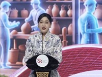 Ketua Dewan Komisioner Otoritas Jasa Keuangan (OJK) Friderica Widyasari Dewi memberi laporan kepada Presiden dalam Rakornas TPAKD Tahun 2026, Jakarta, 22 Oktober 2026.